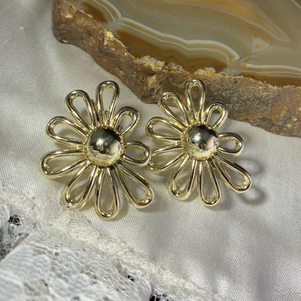 Vintage Gold Tone Daisy Clip On Earrings